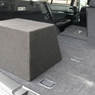 ラゲッジもシンプルそのもの。フロアにはサブウーファーのエンクロージャーを設置するスタイルで荷物の積載も考慮されている。