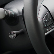AC-LS 装着例（NISSAN NOTE コラムカバー左側 装着例）