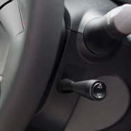 AC-LS 装着例（NISSAN NOTE コラムカバー右側 装着例）