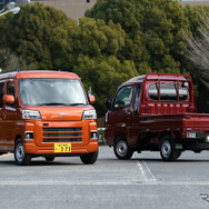 ダイハツ ハイゼットカーゴ 新型（左）とハイゼットトラックジャンボ 改良新型（右）