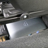 スマホをオーディオシステムの接続するのはブルートゥース。無線接続の品質アップのためにifiオーディオのユニットを用いる。