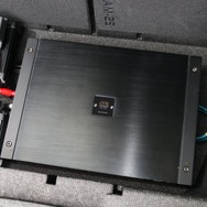 フロント2ウェイをドライブしているのはカロッツェリアのハイエンド・パワーアンプであるRX-A99x。