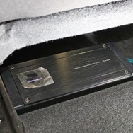 サブウーファー用のパワーアンプにはカロッツェリアのPRS-D700をチョイス。シート下にコンパクトに収めた。