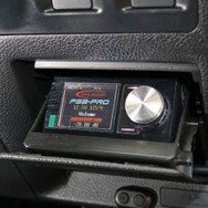 フタ付きのポケット部分にARCオーディオの操作部をビルトイン取り付けしている。運転席からも操作しやすい位置を選んだ。