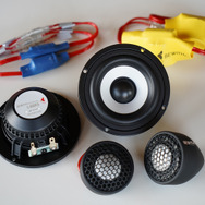 取り付け性の高さも特長とする市販スピーカーの一例（ビーウィズ・Reference AM Duo88S）。