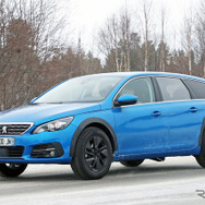 プジョー308SWをベースにした 新型クーペSUV 開発車両（スクープ写真）