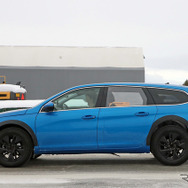 プジョー308SWをベースにした 新型クーペSUV 開発車両（スクープ写真）