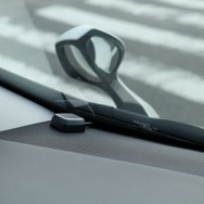 ダッシュ上にある純正ツイーターパネルにビルトイン取り付けされるツイーター。いずれもスピーカーの存在感を感じさせない。