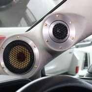Aピラーにはエクストラヴァガンスの10cmミッドレンジと25mmツイーターをインストール。狙った音響空間の再現を目指す。