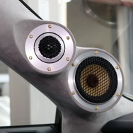 ツイーター、ミッドレンジともにかなりの大型ユニットながらピラーのデザインはスマート。デザイン力の高さを感じさせる。