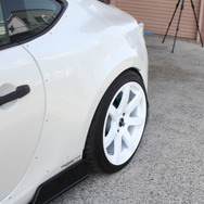 ※装着イメージ<フロント>ホイール：DRF-X7 18inch 9.0J +30（変換スペーサー15mm＋スペーサー5mm）タイヤ：225/40R18<リア>ホイール：DRF-X7 18inch 9.0J +30（変換スペーサー15mm＋スペーサー7mm）タイヤ：225/40R18
