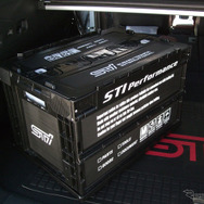 スバル名物、ウィンタードライブの緊急脱出七つ道具。ボックスにSTIのロゴが。