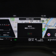メーターパネルは指針式、アイサイトXモード、カーナビ等々、プレミアムセグメントのモデル並みに多彩な表示切替が可能。写真のように信号のアラートも出る。