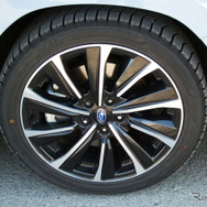 装着タイヤは235/40R18サイズのブリヂストン「ブリザックVRX3」スタッドレス。氷上のみならずドライグリップ、静粛性まで素晴らしい性能。お高いだけのことはあるという感じだった。