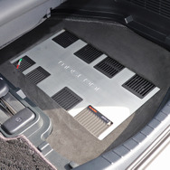 「3ウェイスピーカー」を搭載したオーディオカーの一例（製作ショップ:カーオーディオクラブ＜大阪府＞）。