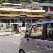 石見銀山の銀の積み出し港であった温泉津温泉の薬師湯で一休み。超高濃度な温泉だが激熱なので要注意である。
