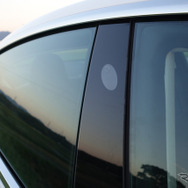 Bピラーにもカメラが仕込まれている。360度監視が可能なシステムを全車標準装備。