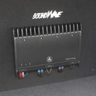 ツイーターをAピラーにカスタムインストールしたオーディオカーの一例（製作ショップ:サウンドウェーブ＜茨城県＞）。