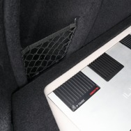 純正サイドウォールへの違和感ない融合も見どころ。ラゲッジインストールが純正内装に美しくフィットしているのが分かる。