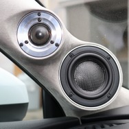 上部にはトゥイーター、下部にはミッドレンジをビルトインするAピラー。位置や角度などにこだわり高音質を実現する。