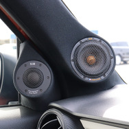 ドアスピーカーが「アウター化」にて取り付けられたオーディオカーの一例（製作ショップ：AVカンサイ＜大阪府＞）。