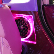 クォーターパネルに設置されているパンチプロのミッドバス（６インチ）。LEDを使った処理で後席のショーアップにも貢献する。