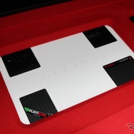 モスコニのパワーアンプAS200.2をパネル上にレイアウトする。フロア下にはAS200.4、AS300.2をインストールする重量システム。