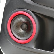 ラゲッジにも効果的に使われていた赤の差し色をスピーカーの周囲に使うことでインパクトをアップ。内装との統一感も高い。