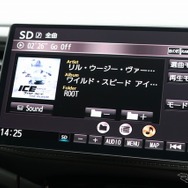 車載機としてはストラーダのカーナビを使う。大画面に加えて車載機ならではの操作性の良さから普段使いには絶好だ。