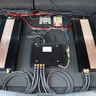 ラゲッジの保護ボードを外すとこの通りDSPやパワーアンプなどが整然とレイアウトされたオーディオボードが現れる。