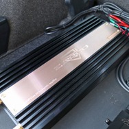 パワーアンプには大型ボディを備えて音質面＆パワー面で高い性能を誇るザプコのZ-150.4APを2台使いシステムとした。
