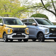 三菱 eKクロスEV（右）とeKクロス（左）