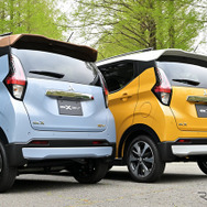 三菱 eKクロスEV（左）とeKクロス（右）