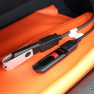 大量の楽曲はUSBなどのメモリーを使って管理＆車内持ち込みを湖鳴っているオーナー。ザプコとサイバーナビを使い分けている。