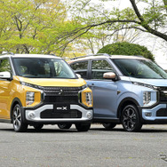 三菱 eKクロスEV（右）とeKクロス（左）