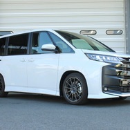 HIGH.TECH 装着車：TOYOTAノア