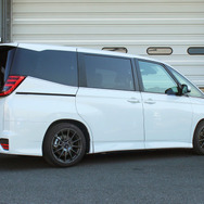 HIGH.TECH 装着車：TOYOTAノア
