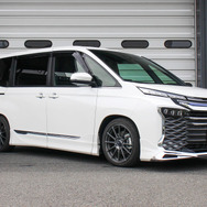 HIGH.TECH 装着車：TOYOTAヴォクシー