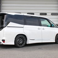 HIGH.TECH 装着車：TOYOTAヴォクシー