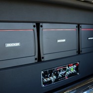 キッカーのパワーアンプであるKXA400.4を2台、KXA1200.1を1台、合計3台のパワーアンプをウォールに並べて設置した。