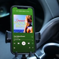 音楽ソースとしてメインに使うのはiPhone。好きな楽曲を一手に集約しているのでポータブルでも車内でもフル活躍する。
