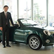「20th Anniversary Edition」とダイハツ工業 取締役 営業CS本部長の武田裕介氏