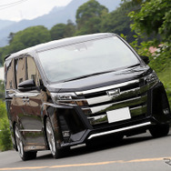デモカーのトヨタ VOXY