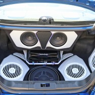 トランクルームはこの通り全面をカスタム処理。大量のユニットを美しくレイアウトするデザイン性満点のフィニッシュとなった。