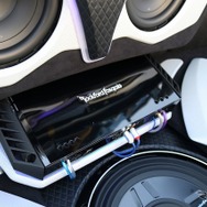 フロアの奥にはサブウーファーをドライブするパワーアンプであるロックフォードのT1500-1dbをインストールする。