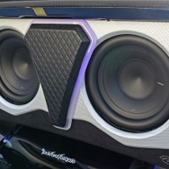 前の壁面にはロックフォードのサブウーファーであるP1を2発インストール。シルバーカーボンのバッフルが美しい。
