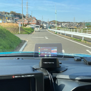 スマホをワイヤレス接続してCarPlay、AndroidAutoが利用できる車載用ヘッドアップディスプレイ「HUD-2023」が新登場