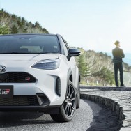 トヨタ ヤリスクロス GRスポーツ（ハイブリッド・2WD/ブラックマイカ×プラチナホワイトパールマイカ）