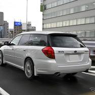 追い越し車線を走る場合は後方からの接近に注意しよう