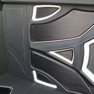 アルミへアライン、ブラックアルマイト処理を施したアルミを使ったデザインも象徴的。大人のムードと同時にアピール度も満点。